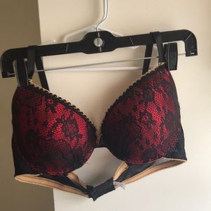 2bras red is 40 c the black red one is 38 dd